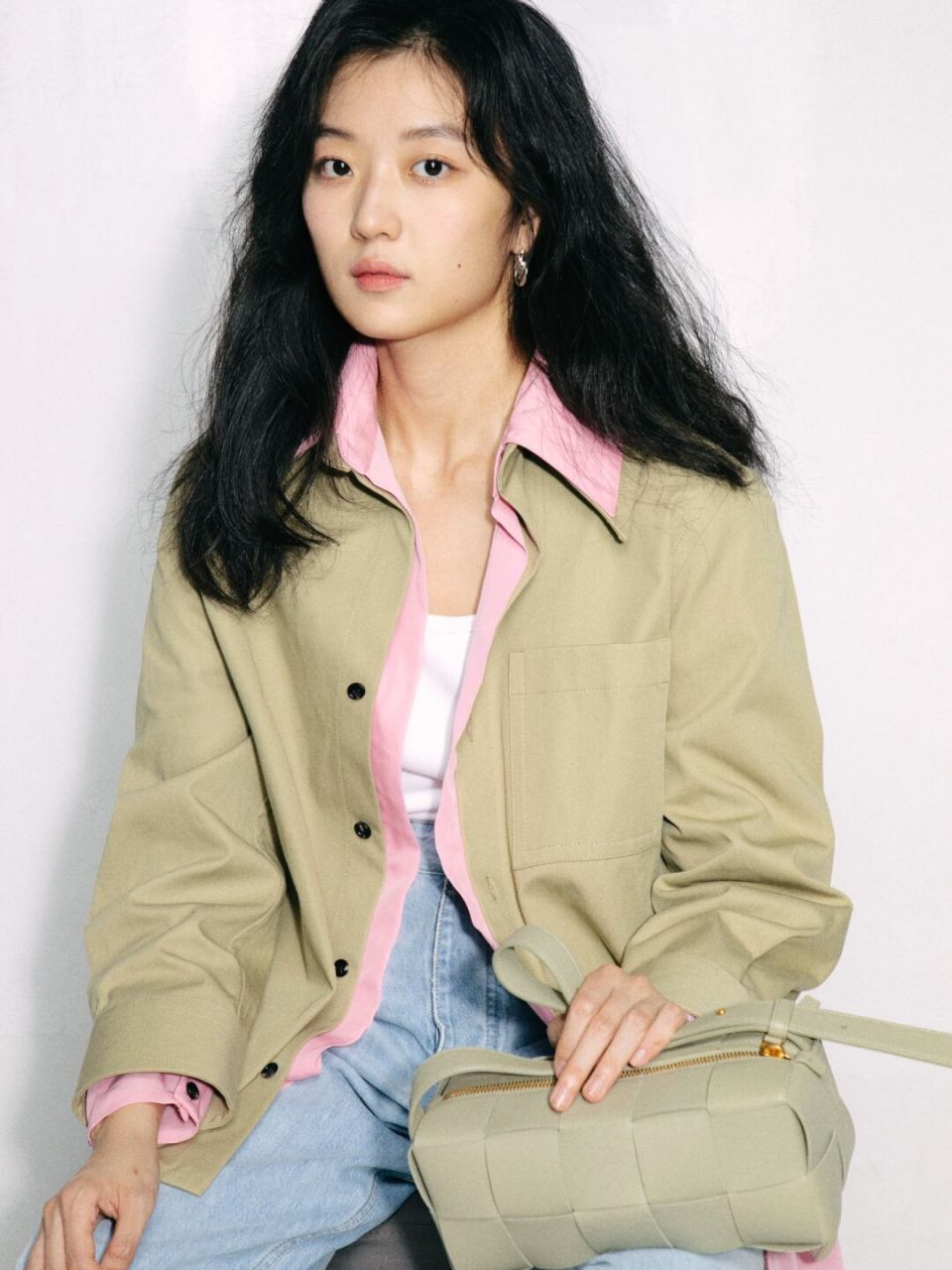 孙千的私服写真 这个配色拿捏住了高级感 千近日在小红书分享的一组