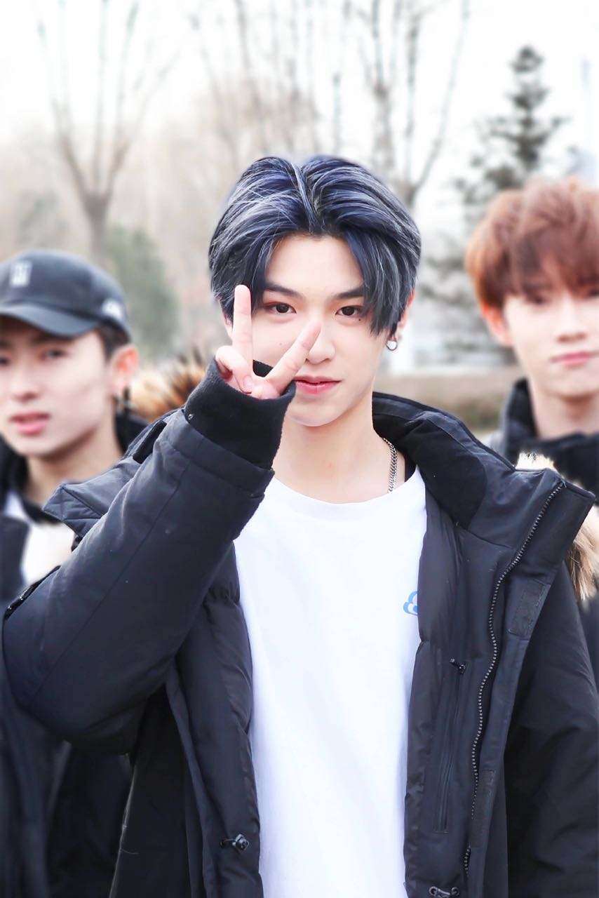 黄明昊 和 王子异 会去综艺《我是唱作人》参加踢馆赛.#涓流计划