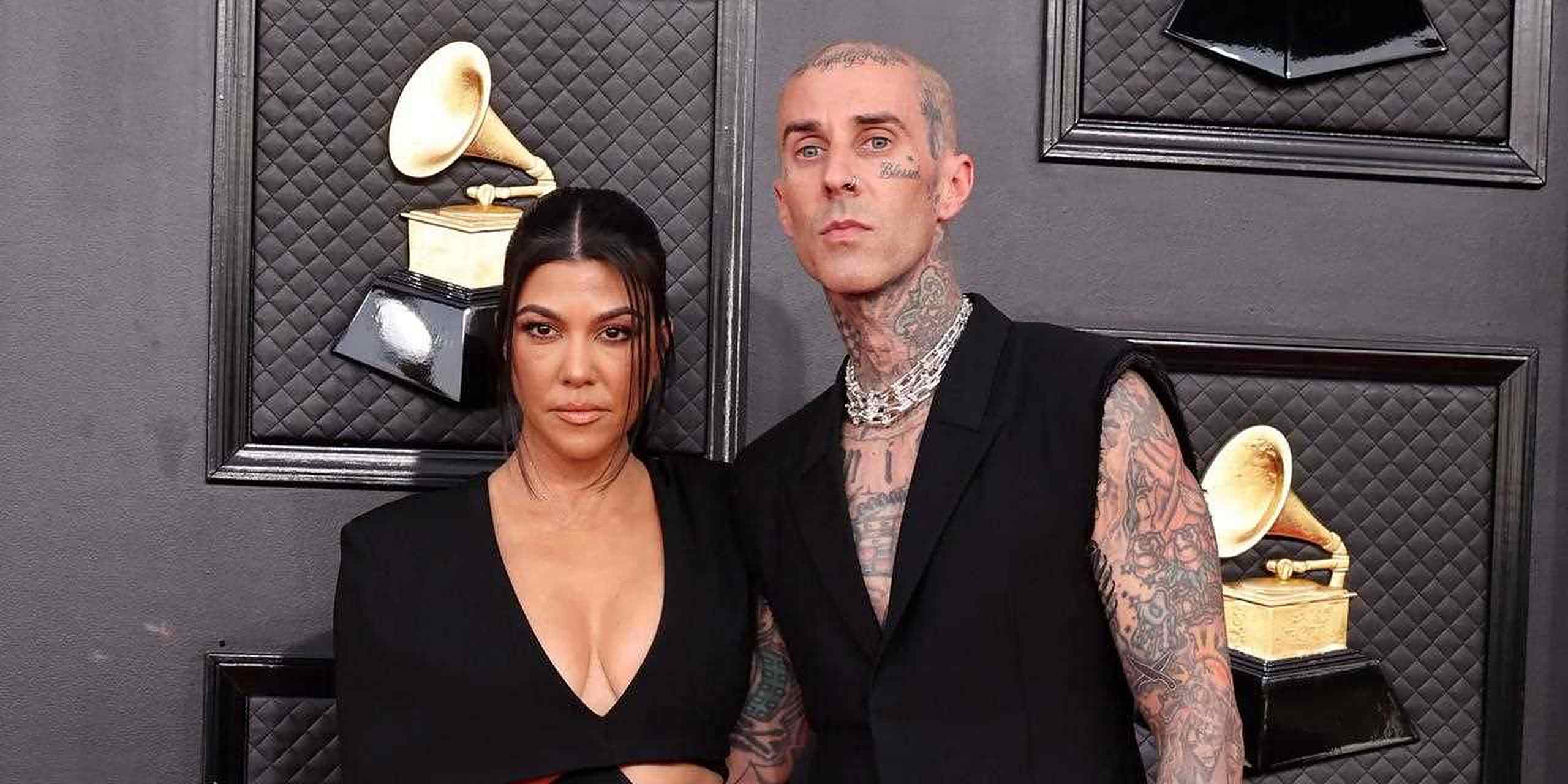 考特尼·卡戴珊和特拉维斯·巴克一起与机关枪凯利一起巡演