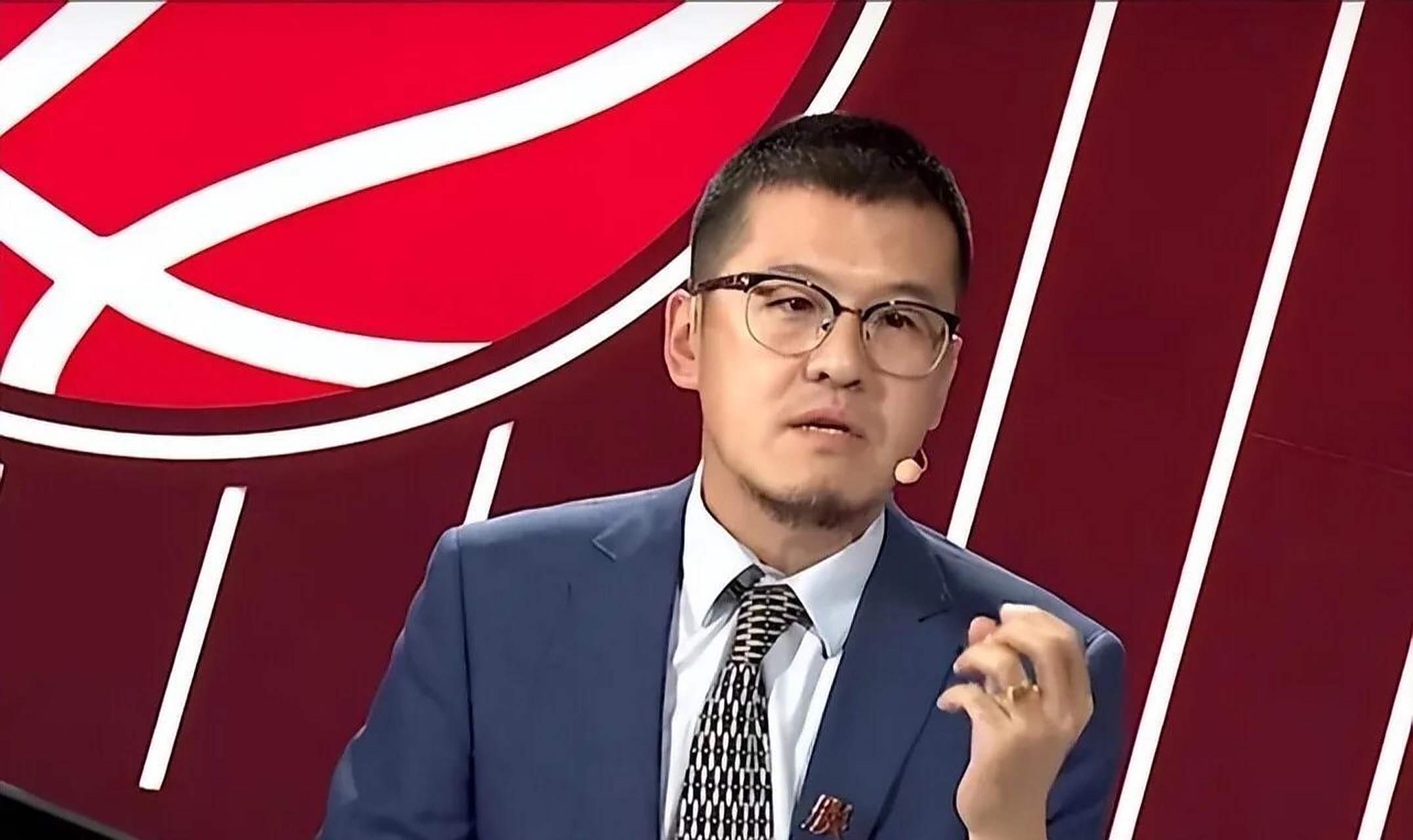 著名篮球评论员杨毅老师, 评选出2022——2023他心中 最佳一阵:东契奇