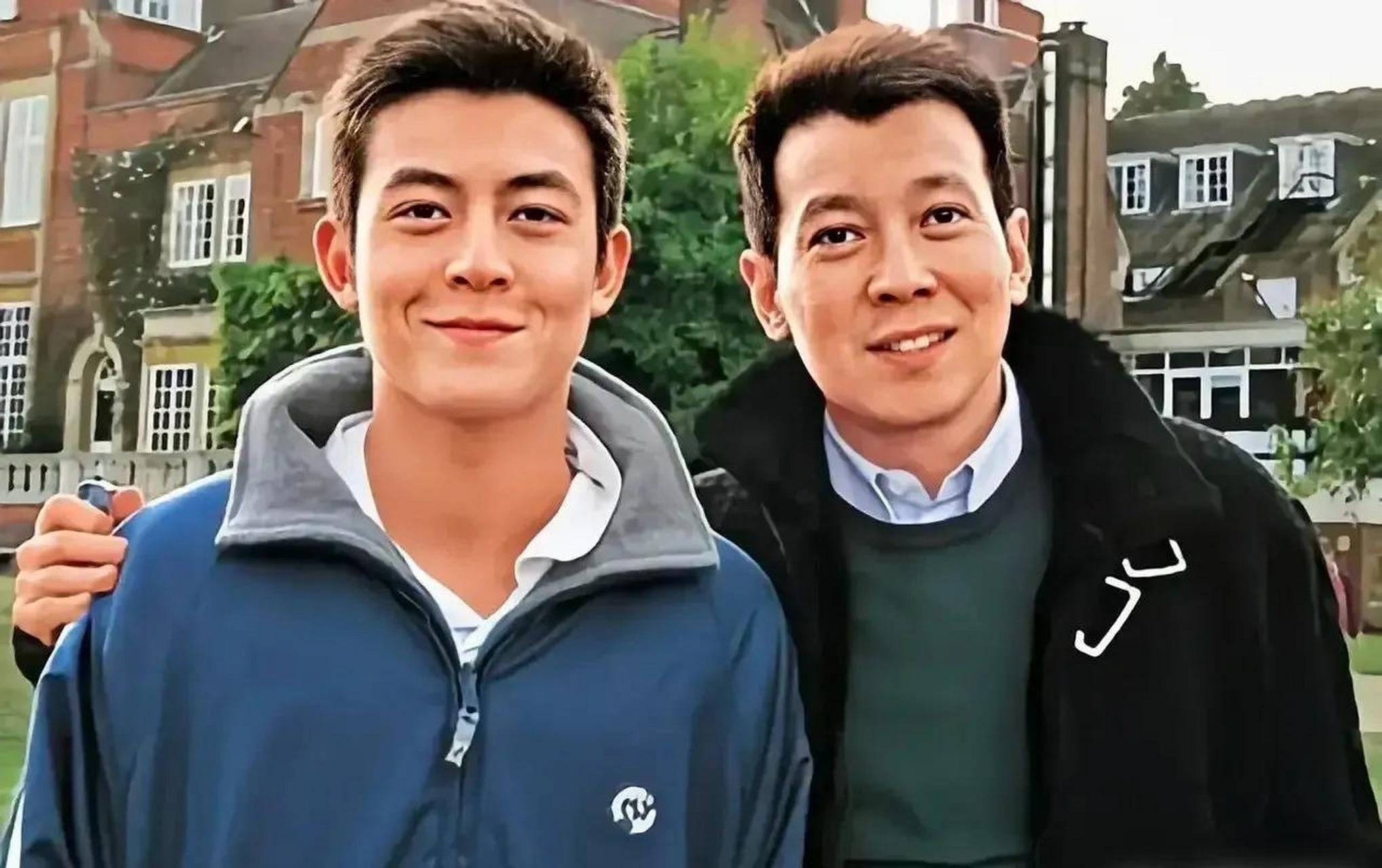 男明星们与爸爸的合影大盘点,哪对父子长得很像呢?