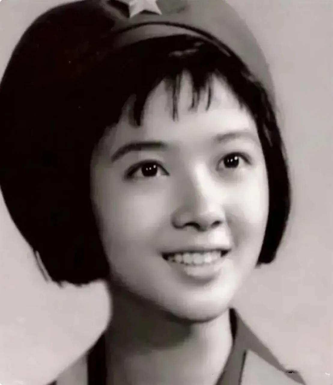 她短发清秀,洋溢着青春的活泼气息.