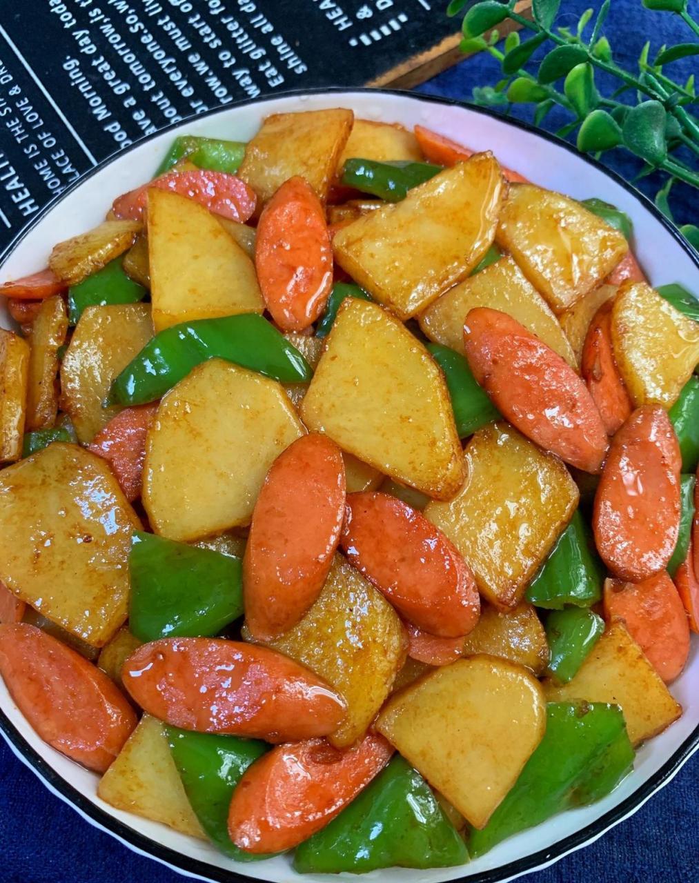 青椒土豆炒火腿肠!