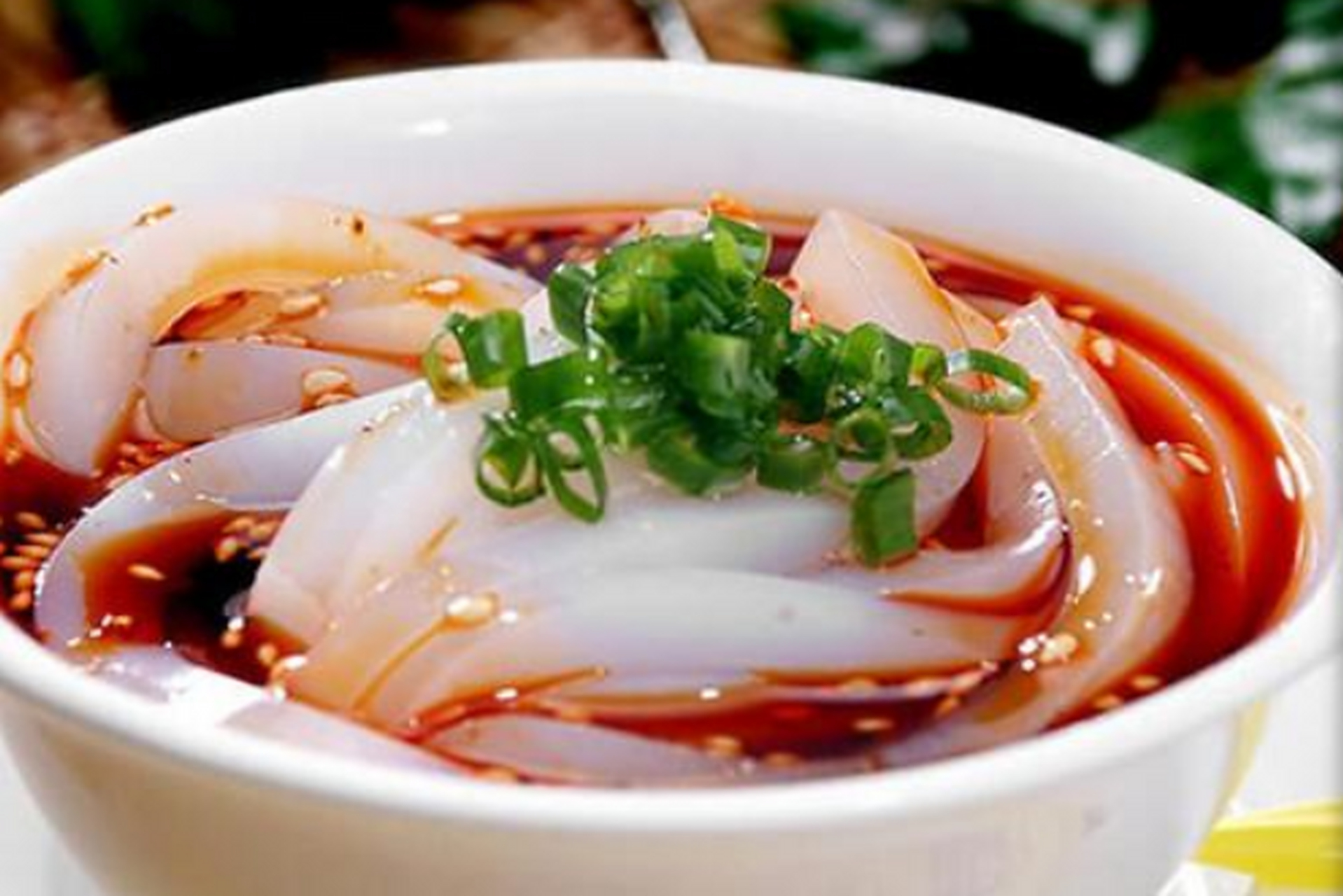 刮凉粉是湖南的一种传统小吃,算是湘菜中的一个名菜,实用绿豆做成,有