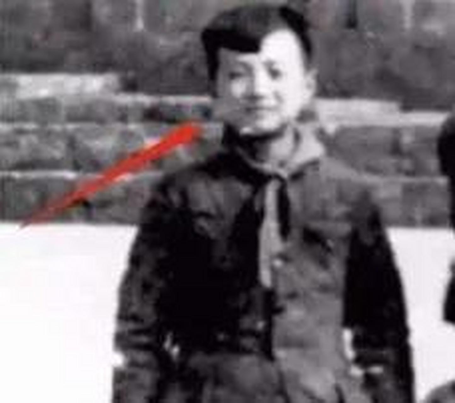 任正非的童年照展现了50年代初的他一脸稚嫩的表情,看着非常讨人喜欢