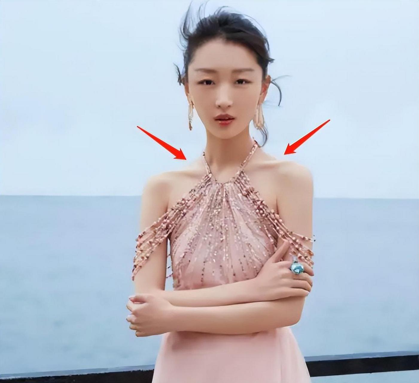 每当人们提起娱乐圈中"瘦小"女星时,那么估计都会想到周冬雨这一位新