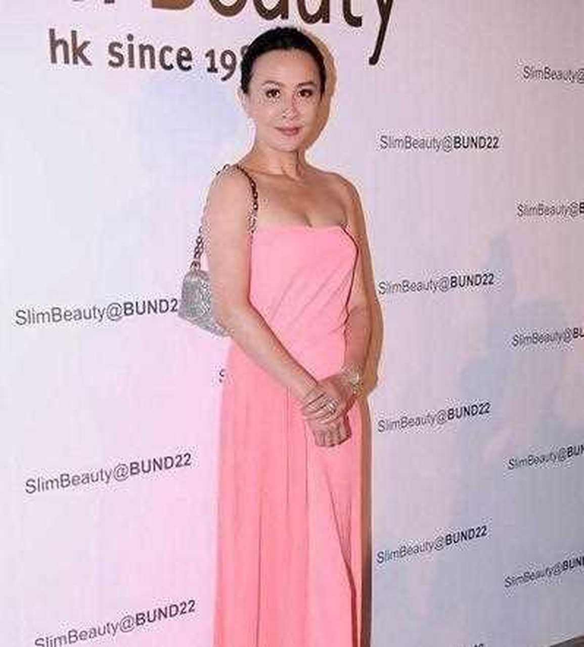 刘嘉玲今年都54岁了,还穿着粉色的抹胸裙,看来真的是不服老呀一般上了