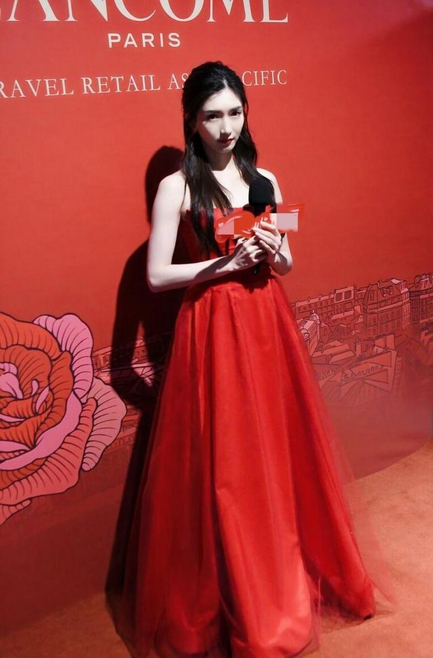 化妆品牌活动:江疏影红色抹胸连衣裙性感美艳
