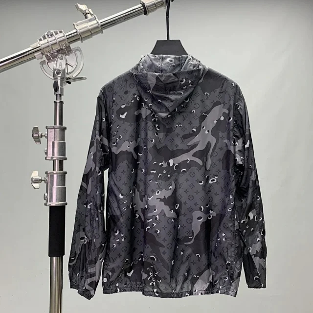 男款运动休闲防晒衣:路易威登