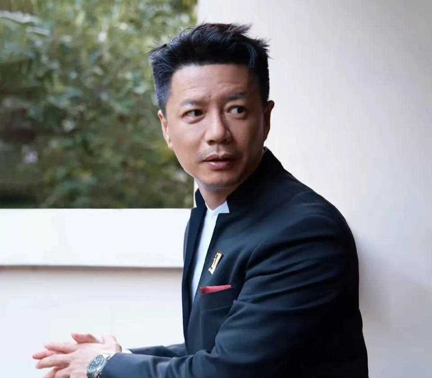 金鸡|段奕宏佩戴piaget polo系列腕表诠释睿智绅士风采.