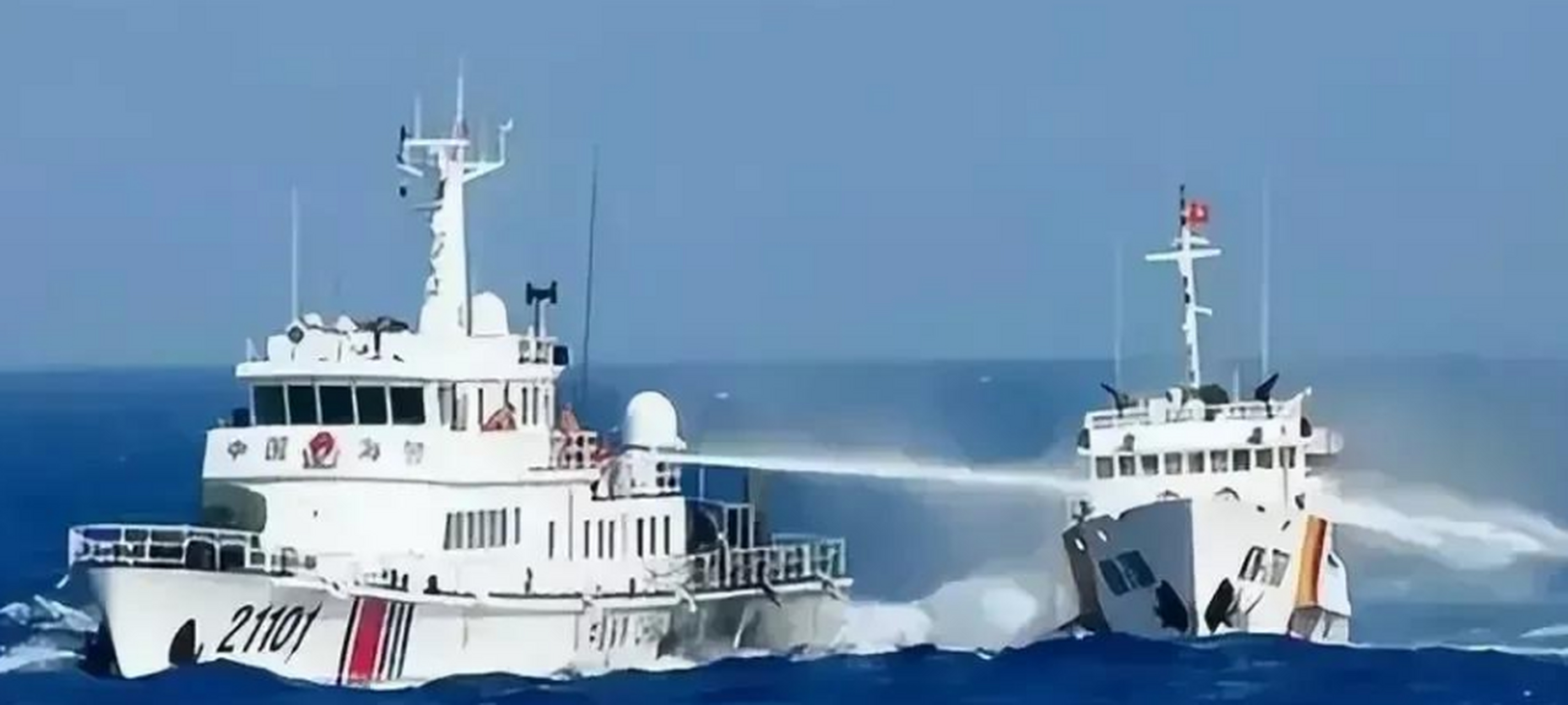 中国海警船给越南海警船洗个澡,透心凉心飞扬!