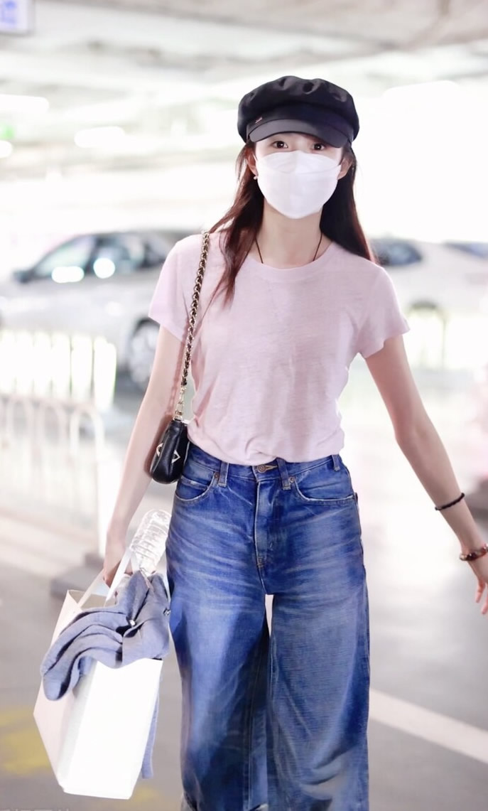 小姜女刘浩存最新机场照来了,她戴了一顶黑色贝雷帽,穿一件粉红色的