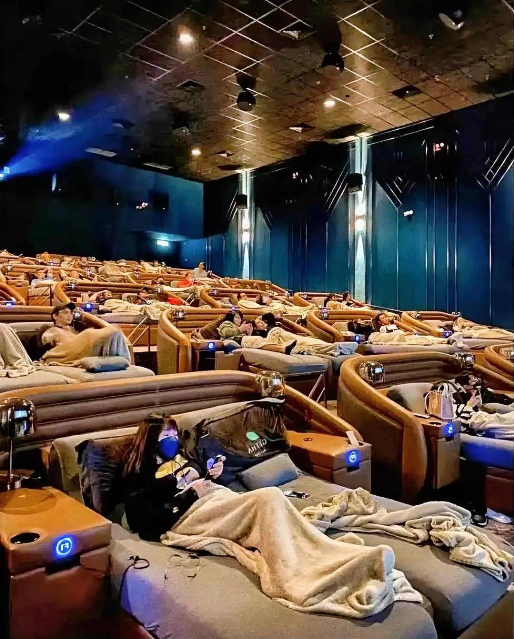 有些电影院提供vip间,里面放置着许多双人床,可以躺着看电影,非常舒适