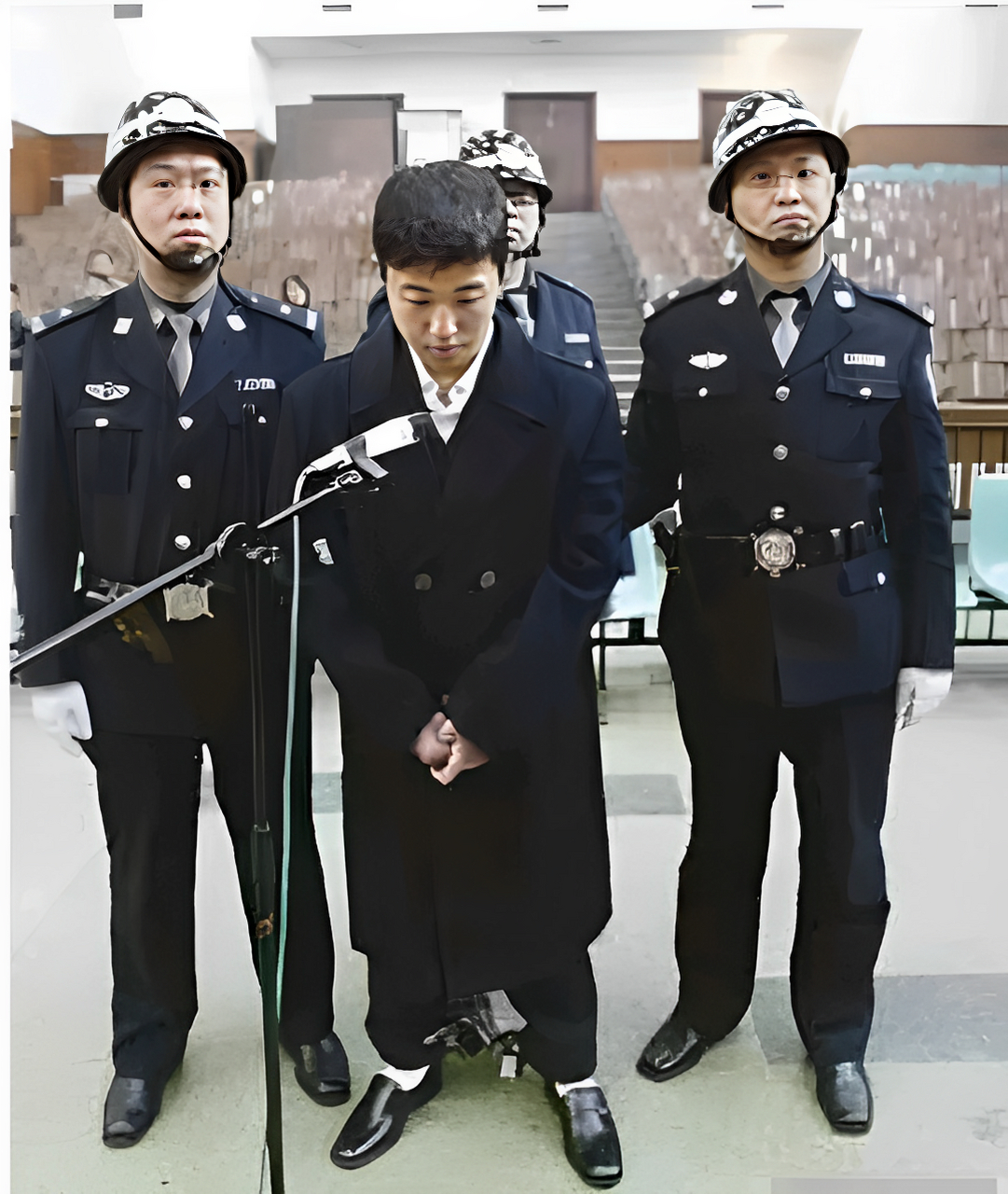 2002年,年轻的小伙子的李旭因抢劫罪被判处死刑.