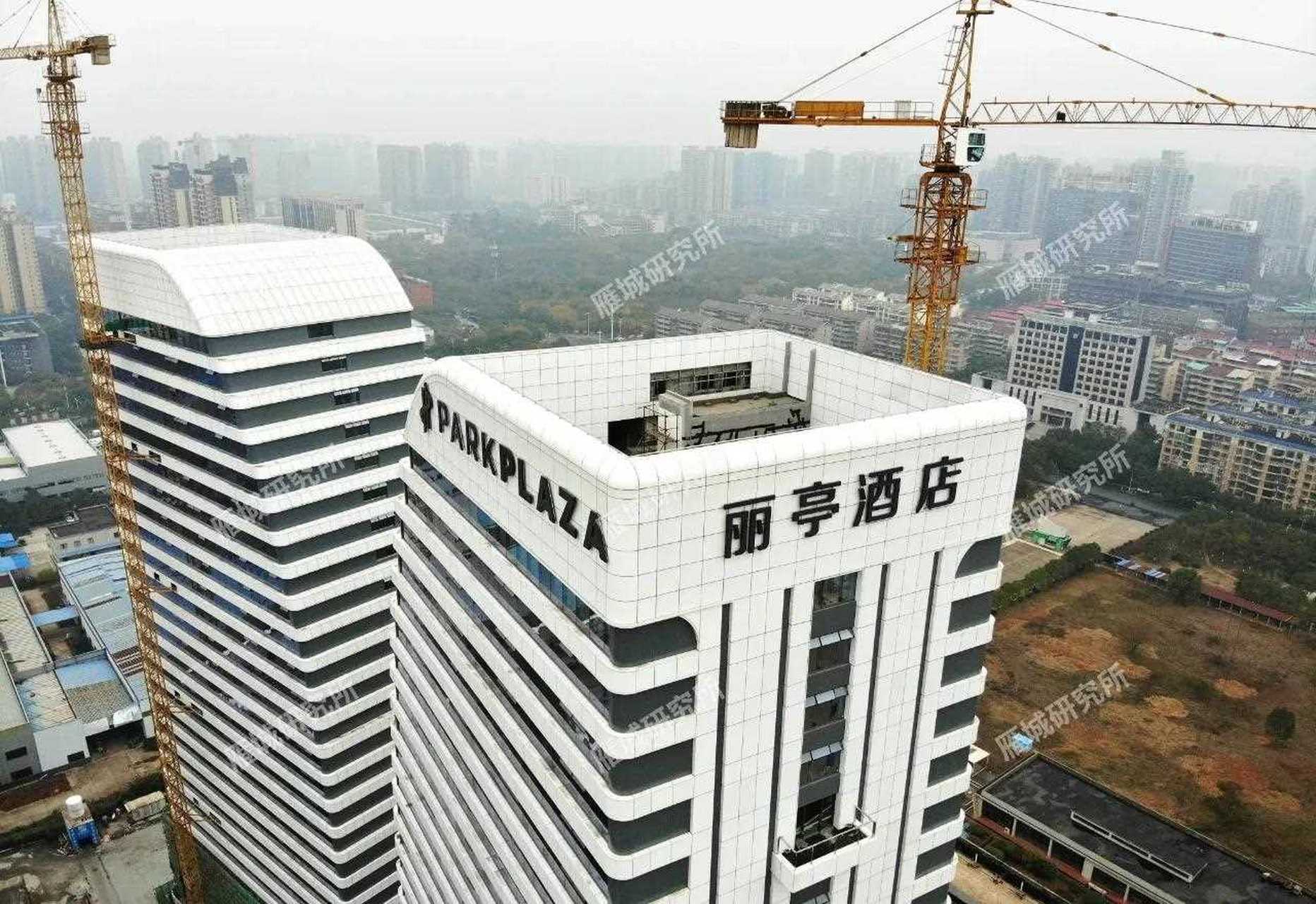 这栋高档五星级酒店外观挺高大上呀!看着快全部装修好了!