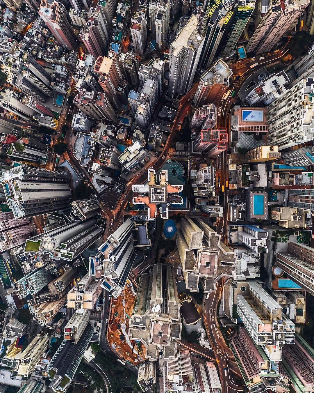 香港的建筑呈现出一种独特的特点:高楼大厦密集排列,形成了极具特色的