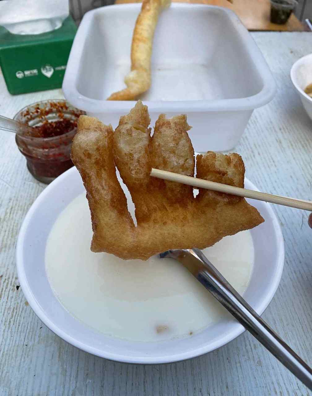 【国宴油条】已经很多年没有那么早起过了,就为了一口豆浆油条,和老李