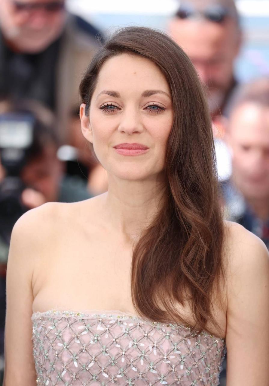 法国影后玛丽昂·歌迪亚,抹胸连衣超短裙,皮肤白皙,双腿修长