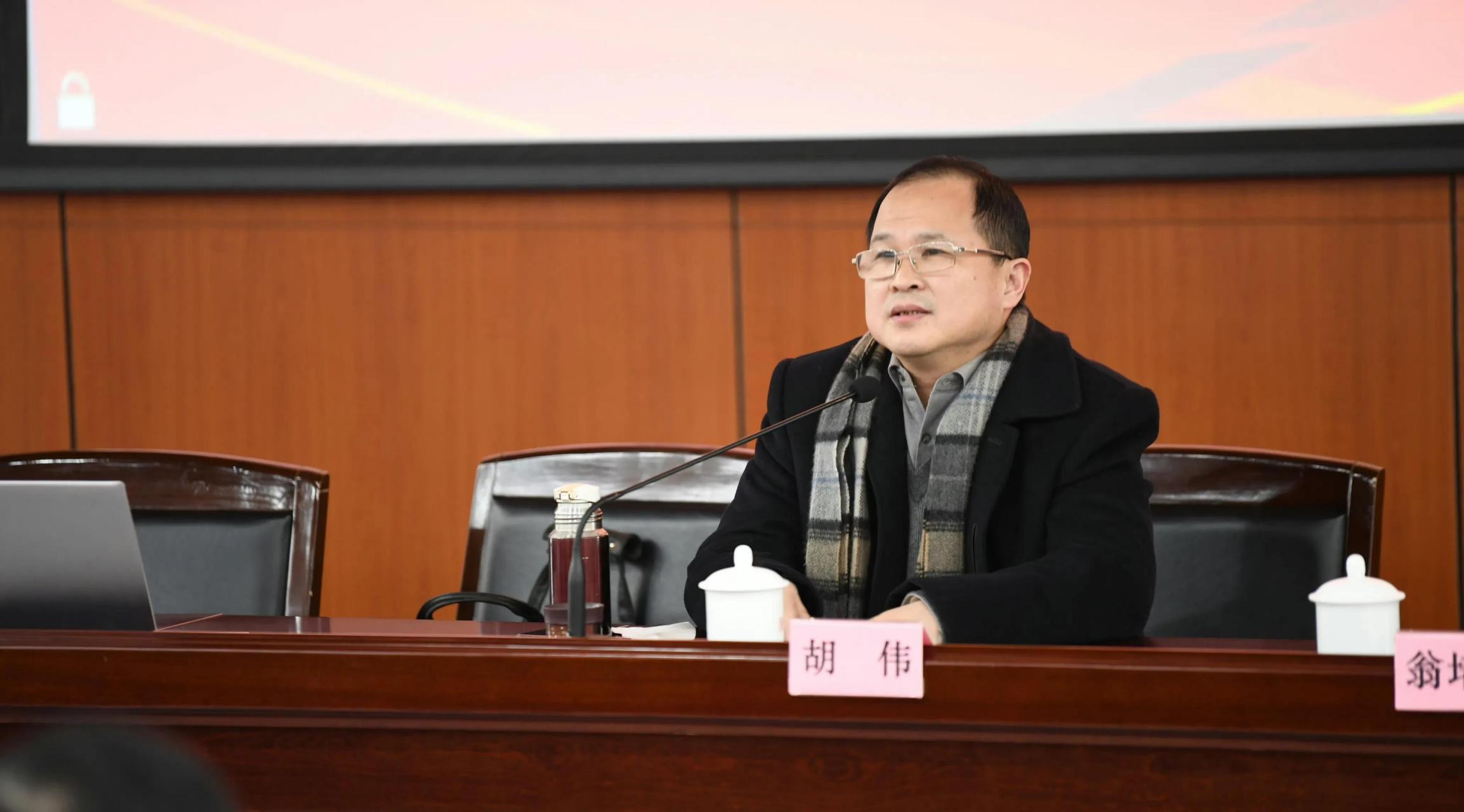 上海有个叫胡伟的教授说:我们的路走错了,我们应该"降美弃俄",与美国