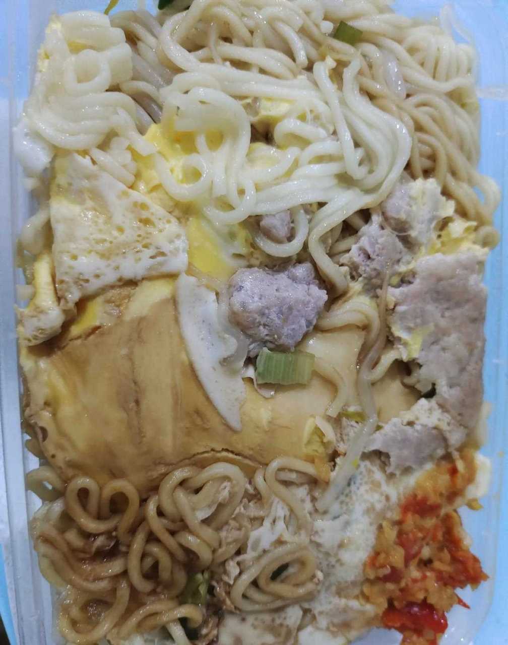 来自家门口的早餐——蒸黄面.有蛋有肉肉又有豆芽,一份8元.[?