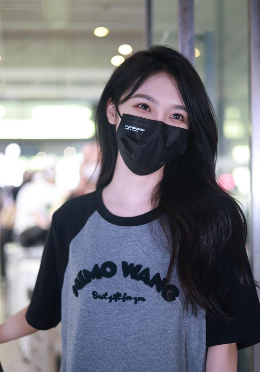 snh48宋昕冉现身火车站 穿灰色t恤搭牛仔裤清爽休闲