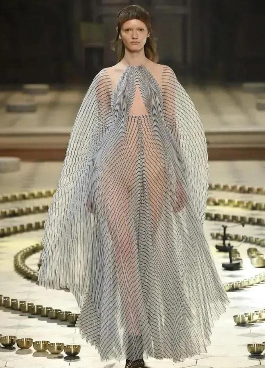 比耍流氓文明一点的叫法是"时装秀",模特真空上阵,这种时装,意义何在?