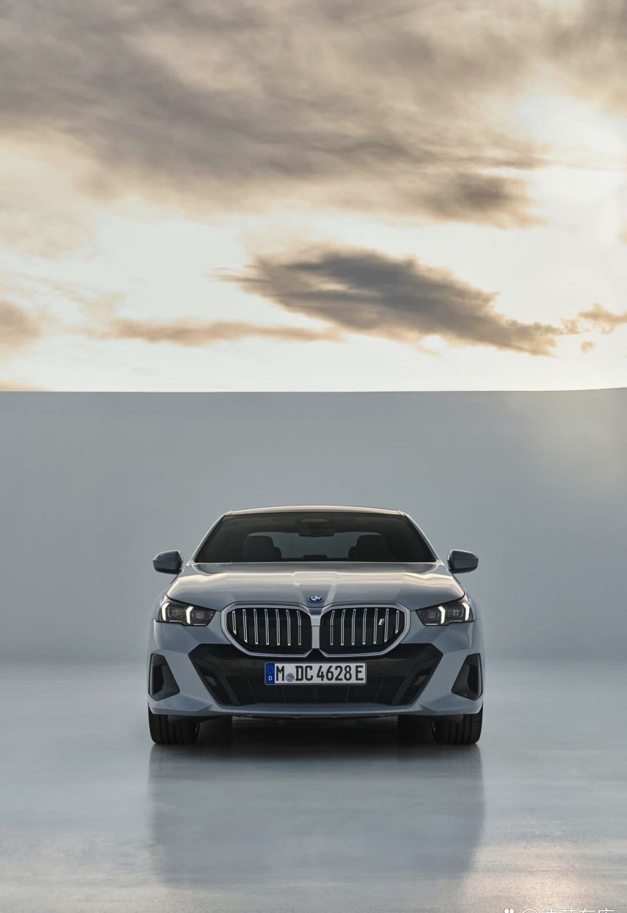 宝马i5 edrive40外观展示,发光格栅会标配#bmw