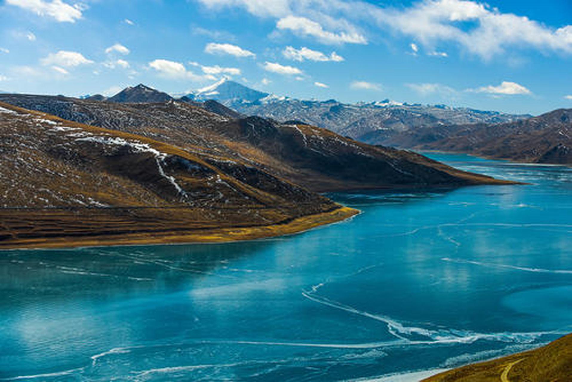 冬季最美的羊卓雍措位于西藏山南市浪卡子县,是西藏三大圣湖之一