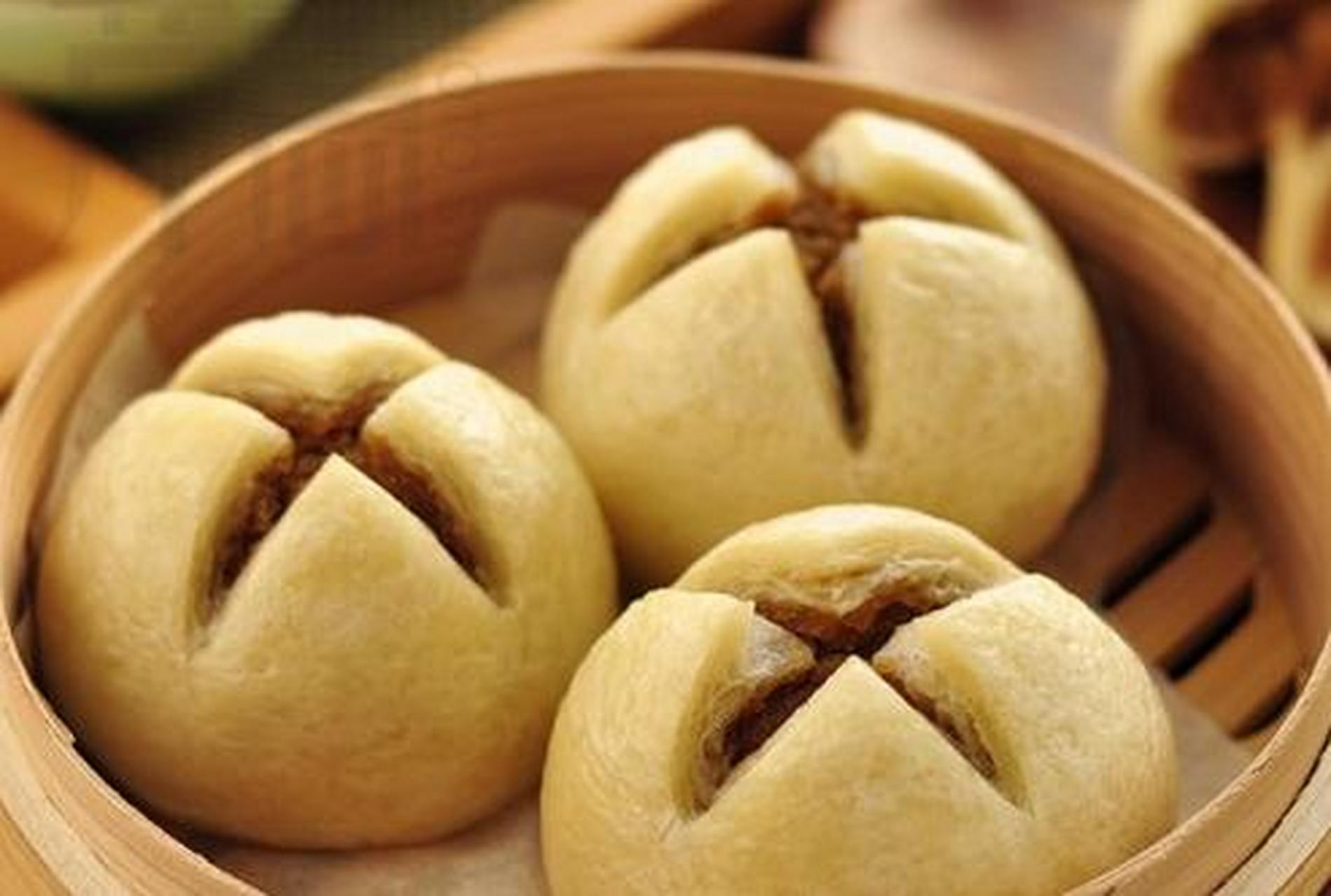 酥皮莲蓉包 以半发酵面和酥心(油酥面团)摺叠作皮,莲蓉作馅包成圆形