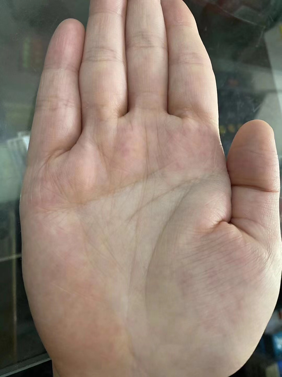 这位女命主的手相,感情线开端呈羽毛状,有比较多干扰纹,对感情看得