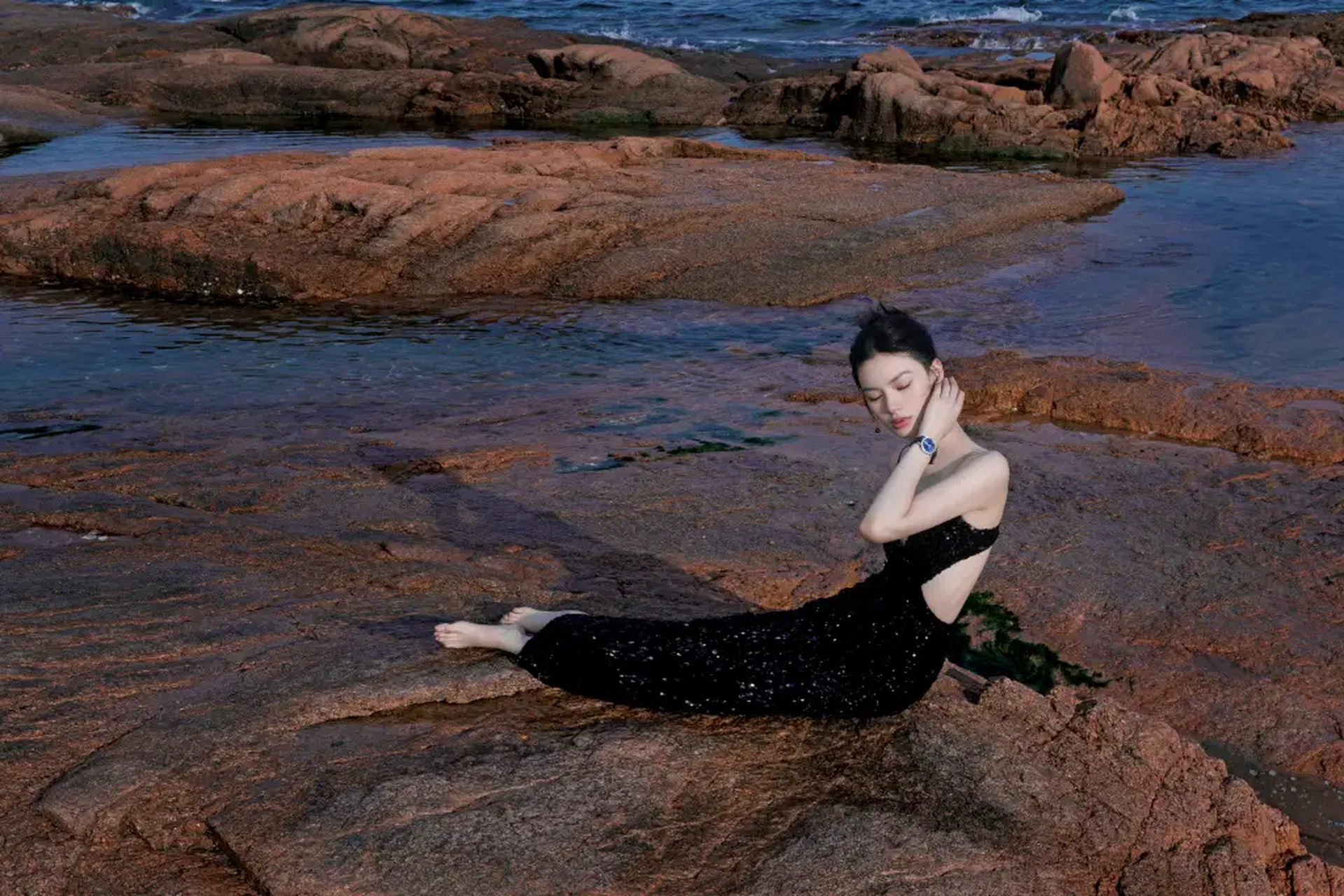 邱天海边吊带长裙造型:中国内地女演员邱天一组海边氛围感美照,精致扎