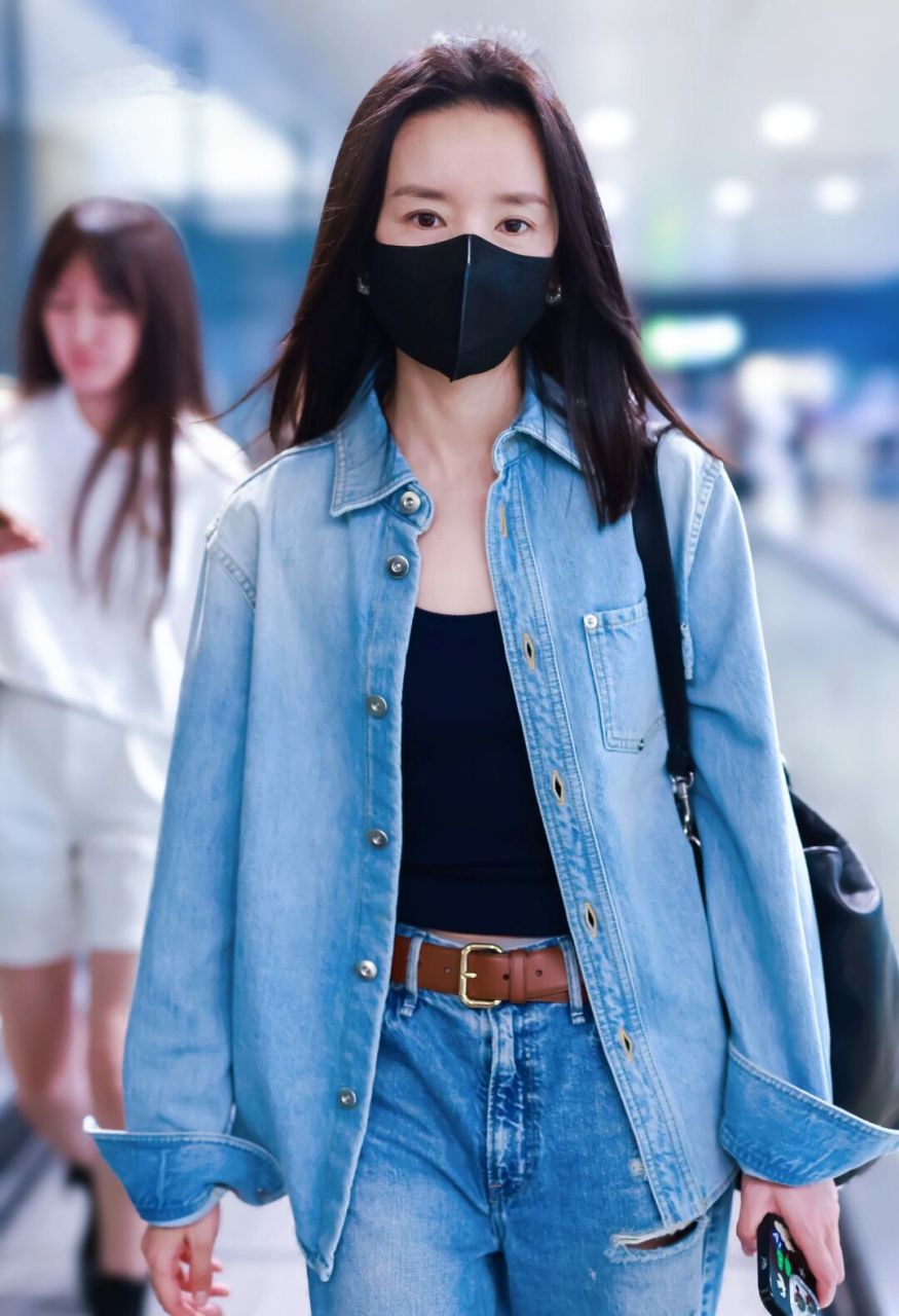 董洁 机场街拍 简洁大方的丹宁风,初秋必备穿搭!