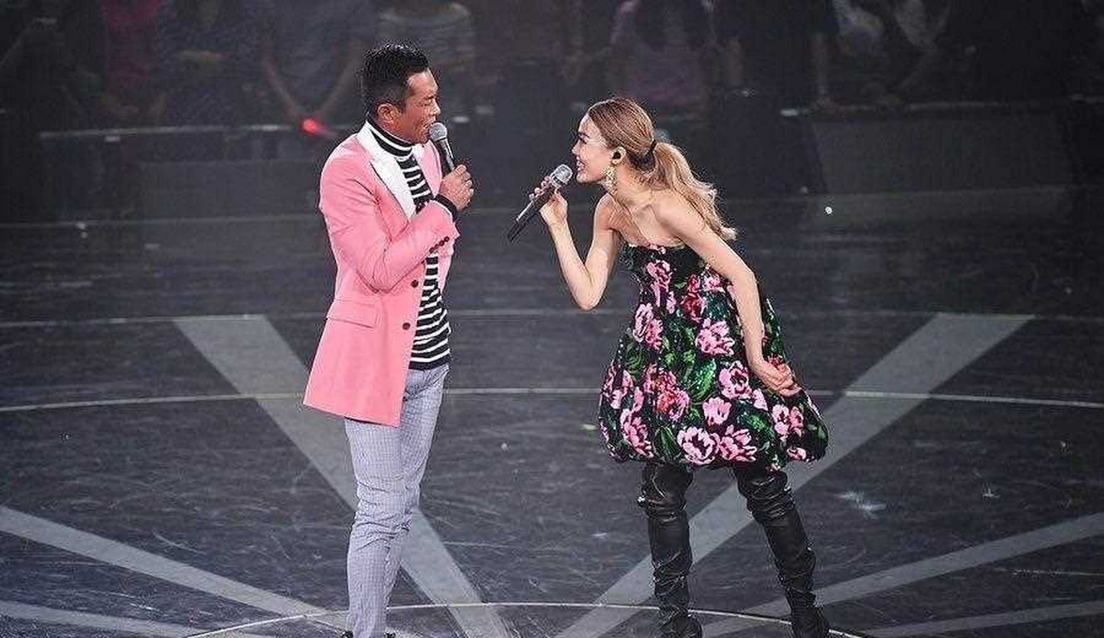 【古天乐现身容祖儿演唱会,这次还是穿粉色,但是搭配更加大胆前卫了不