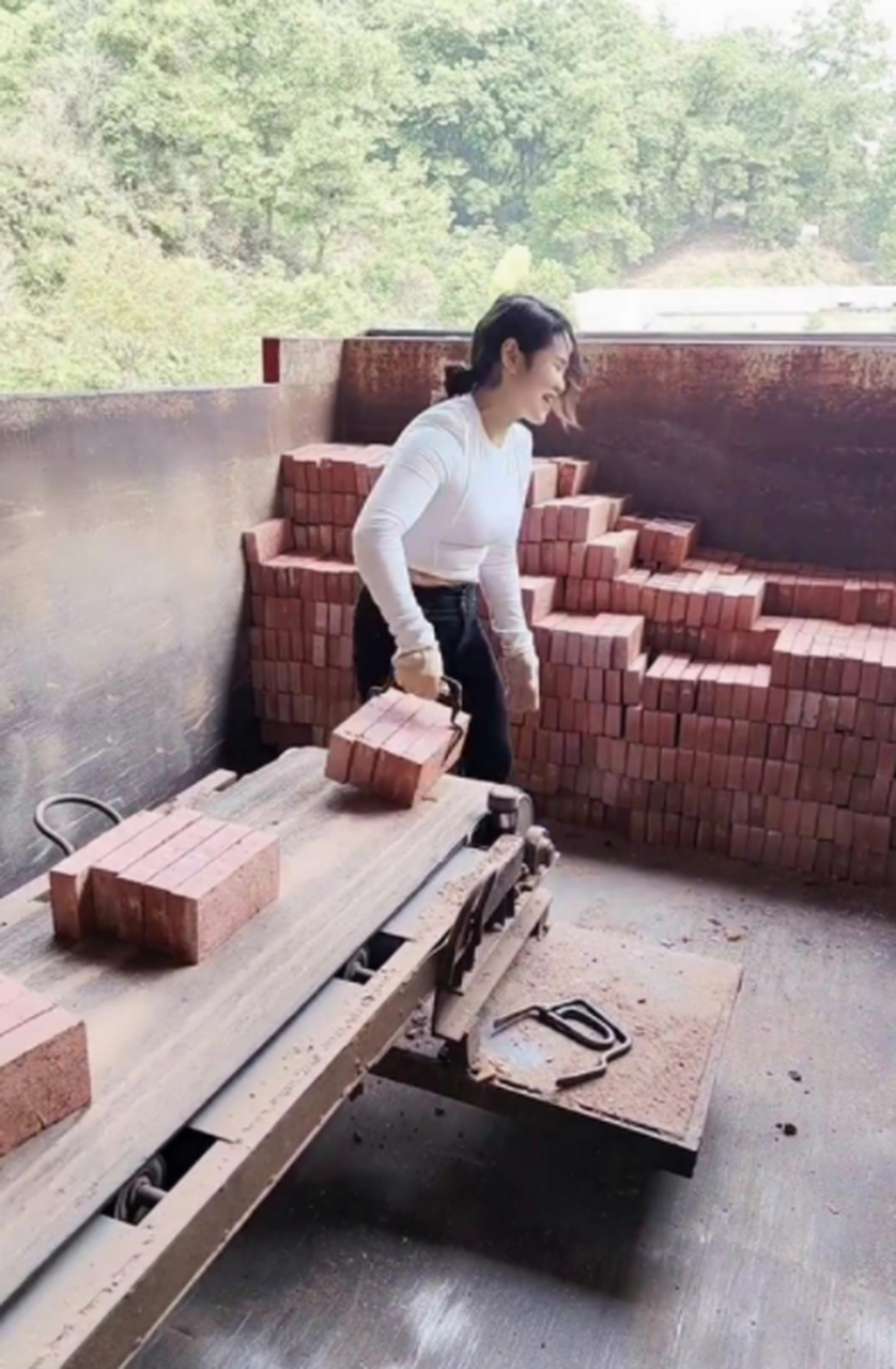 美女的心态真好,搬砖这活也能干啊!