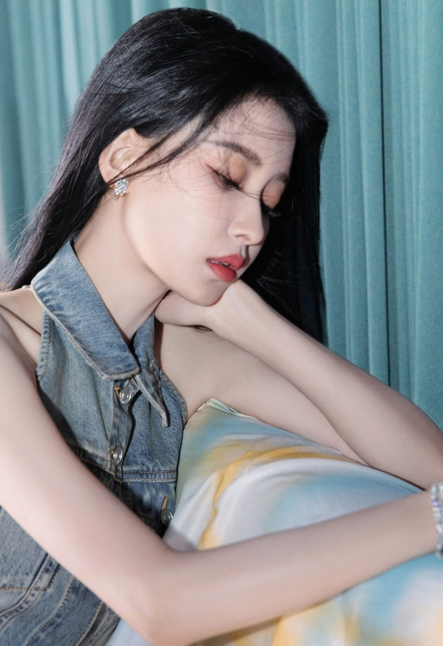 温婉贤淑,清艳脱俗,妩媚动人的#孙怡# 一袭牛仔裙套装,貌若桃花,眉清