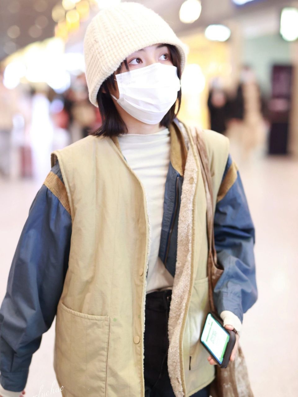 张子枫 今日机场私服 都是百元单品 78张子枫今日身穿米色马甲搭配