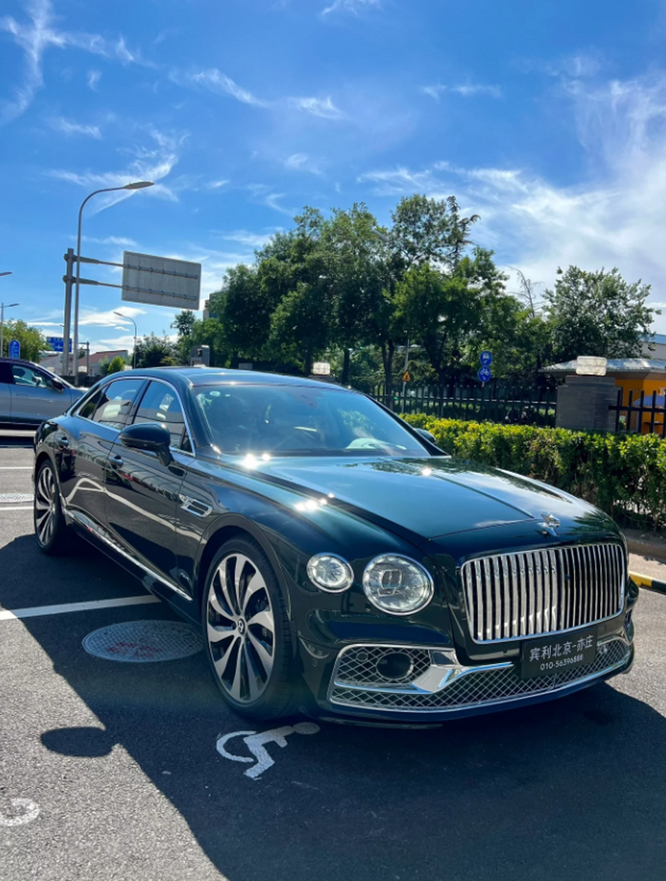 而宾利飞驰v8雅度墨绿,更是将这种颜色演绎得淋漓尽致!