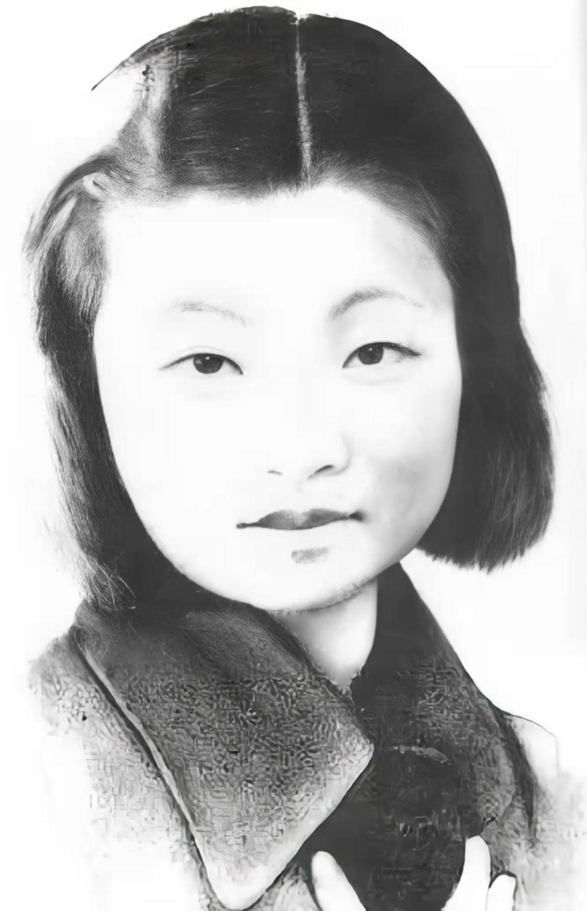 那年,章亚若为蒋经国诞下一对双胞胎儿子,却在此后突然遭受剧痛,双目