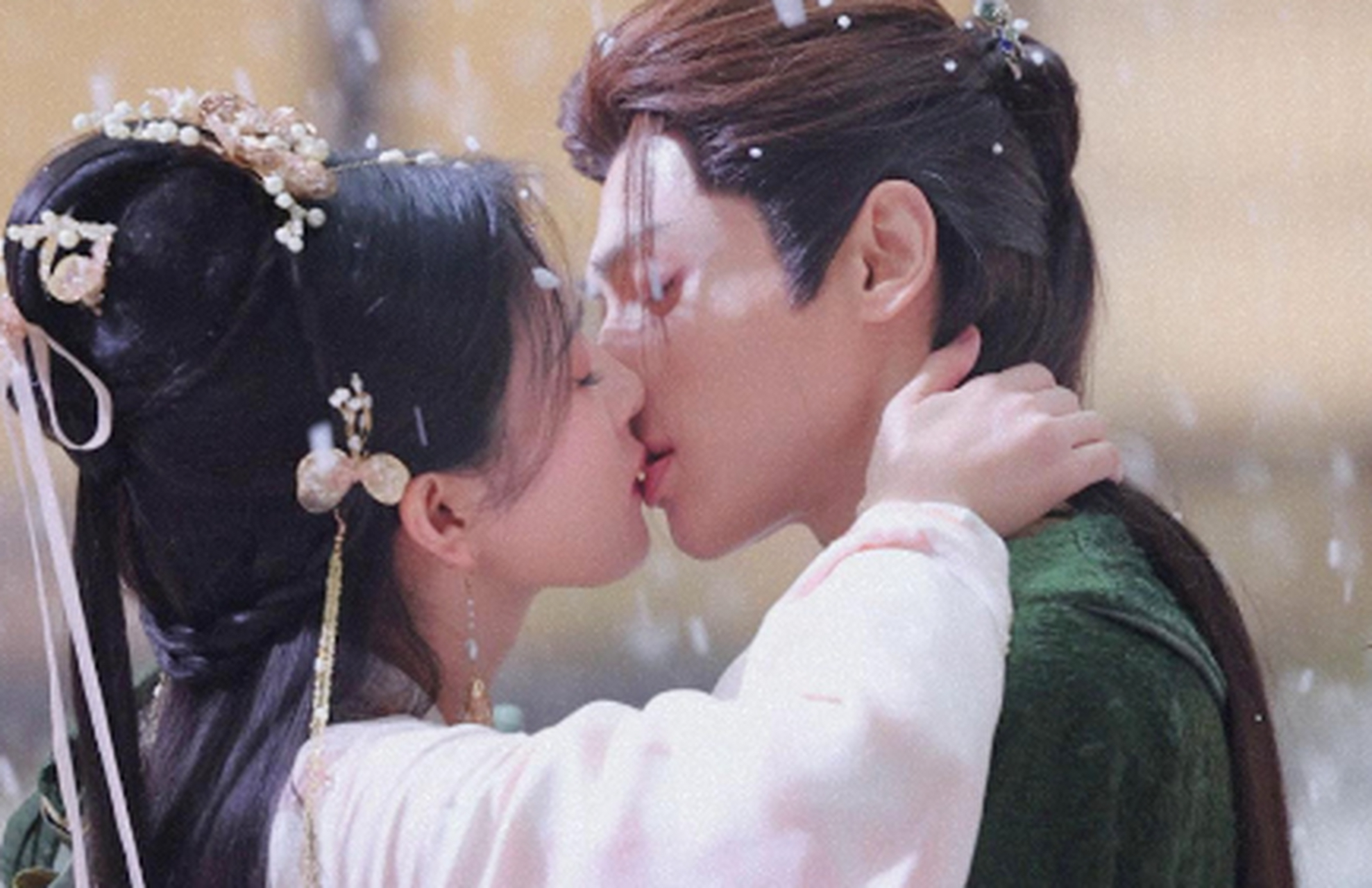 罗云熙让白鹿享受一点  《长月烬明》花絮中罗云熙和白鹿拍吻戏时说