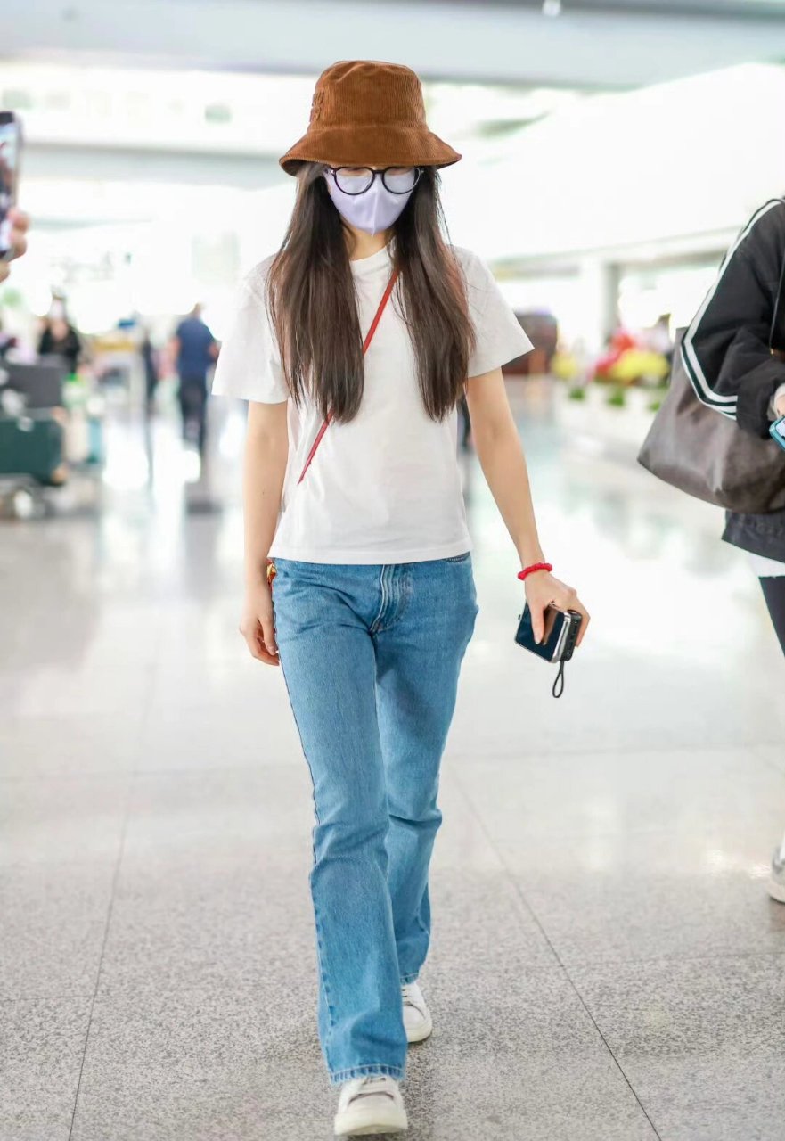 赵今麦今日份穿搭分享  赵今麦的穿搭一直以来都备受瞩目,她的时尚