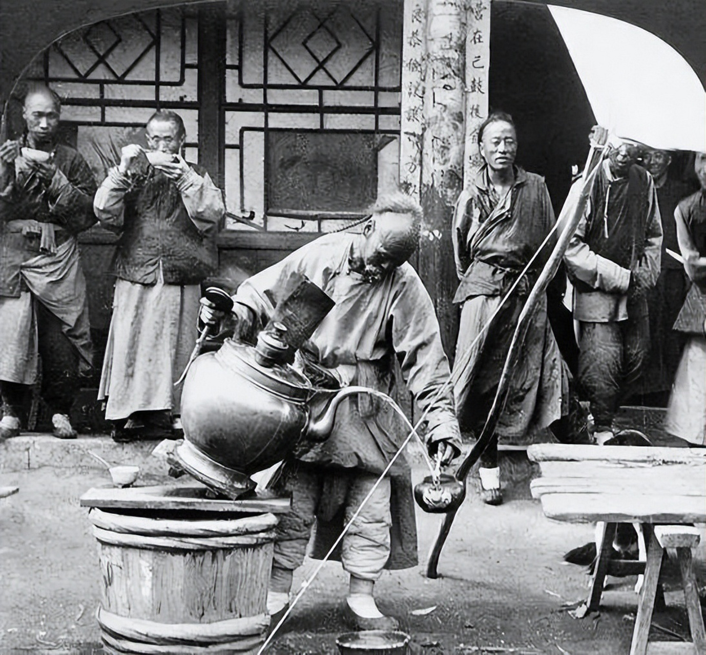 清朝老照片,图中的是沈阳的一个卖茶的大爷,这种大