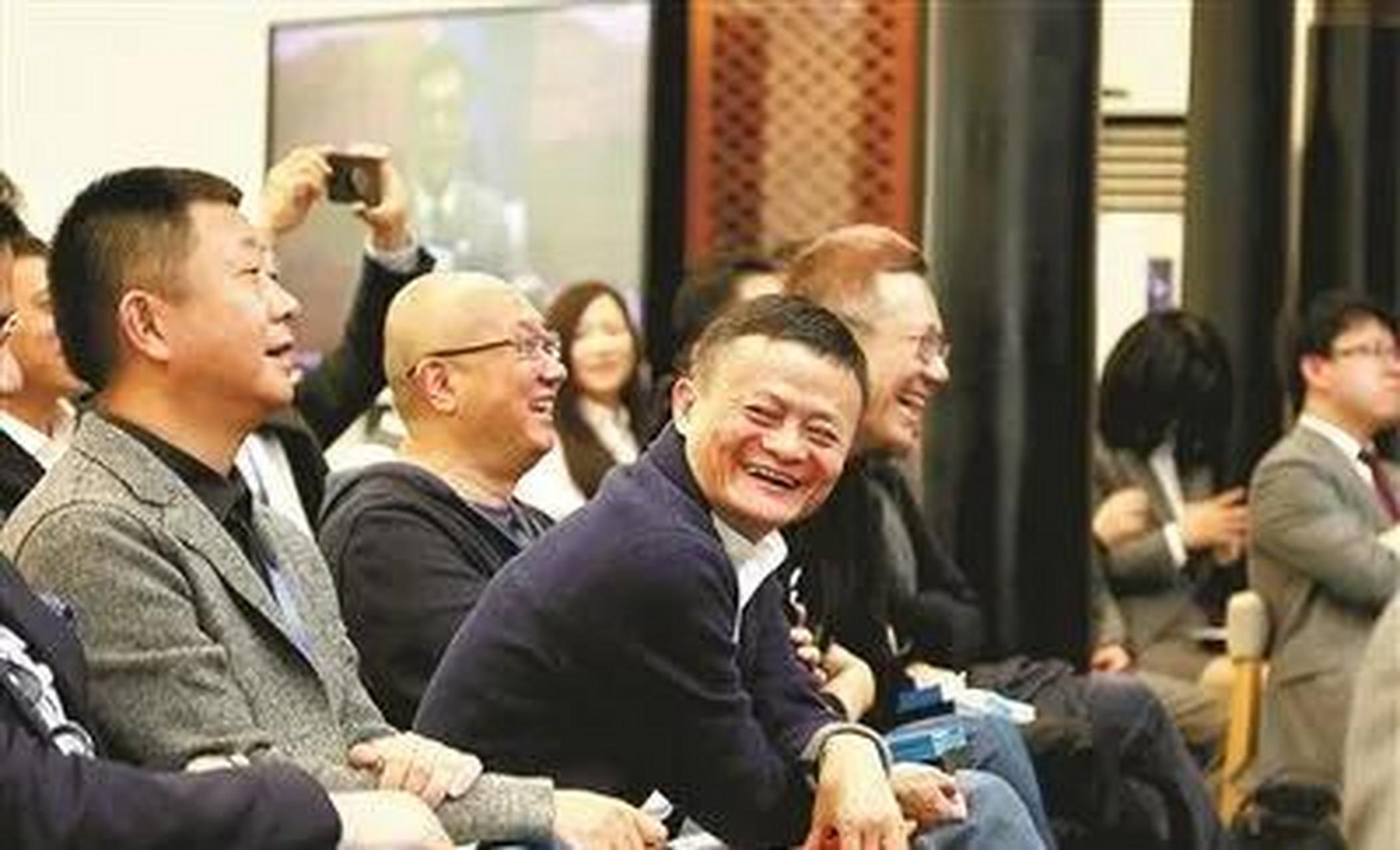 领动计划# 马云坐姿随意,笑得合不拢嘴的照片.