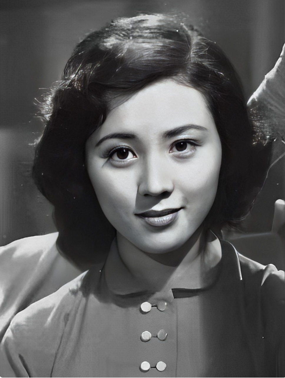 在抗日战争时期,女兵王均在家中焚烧文件时,被九个