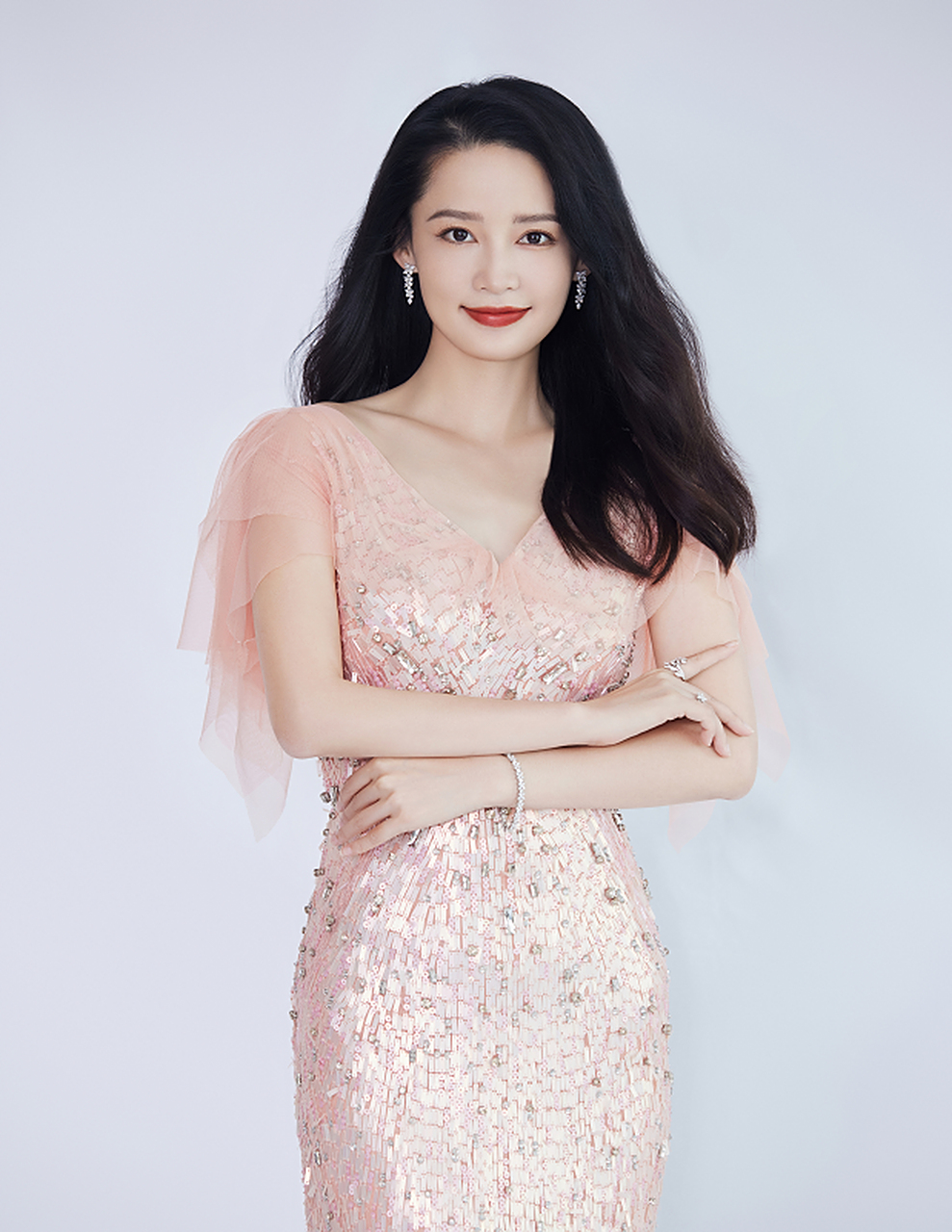 今年中秋,女星在妆容上都很看重,李沁的这套礼服你觉得是什么水平?