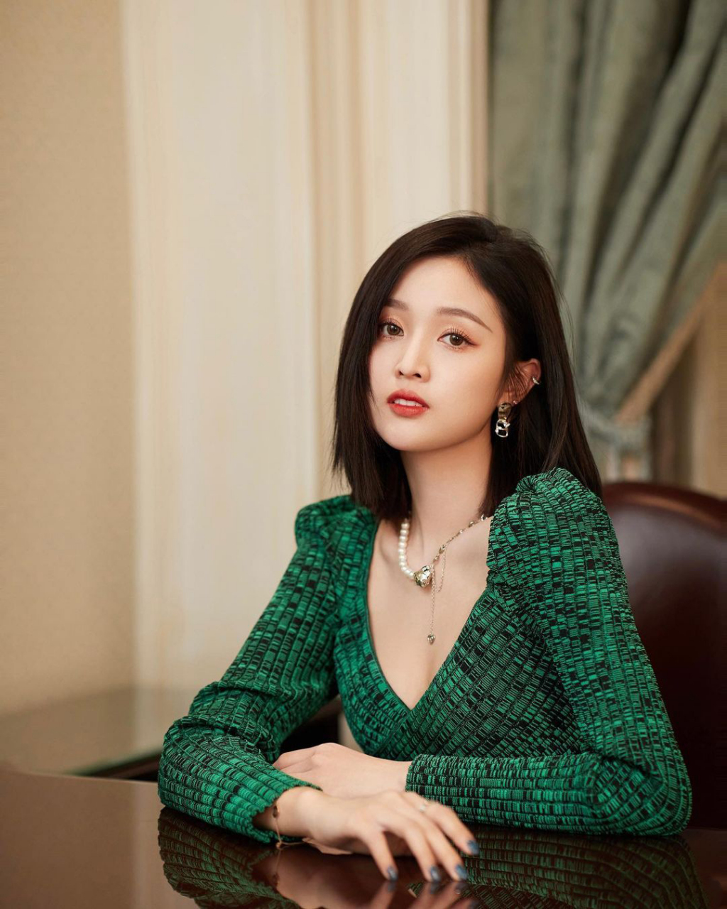 吴宣仪#  短发清爽又有气质,深v绿上衣性感有气质! 676767