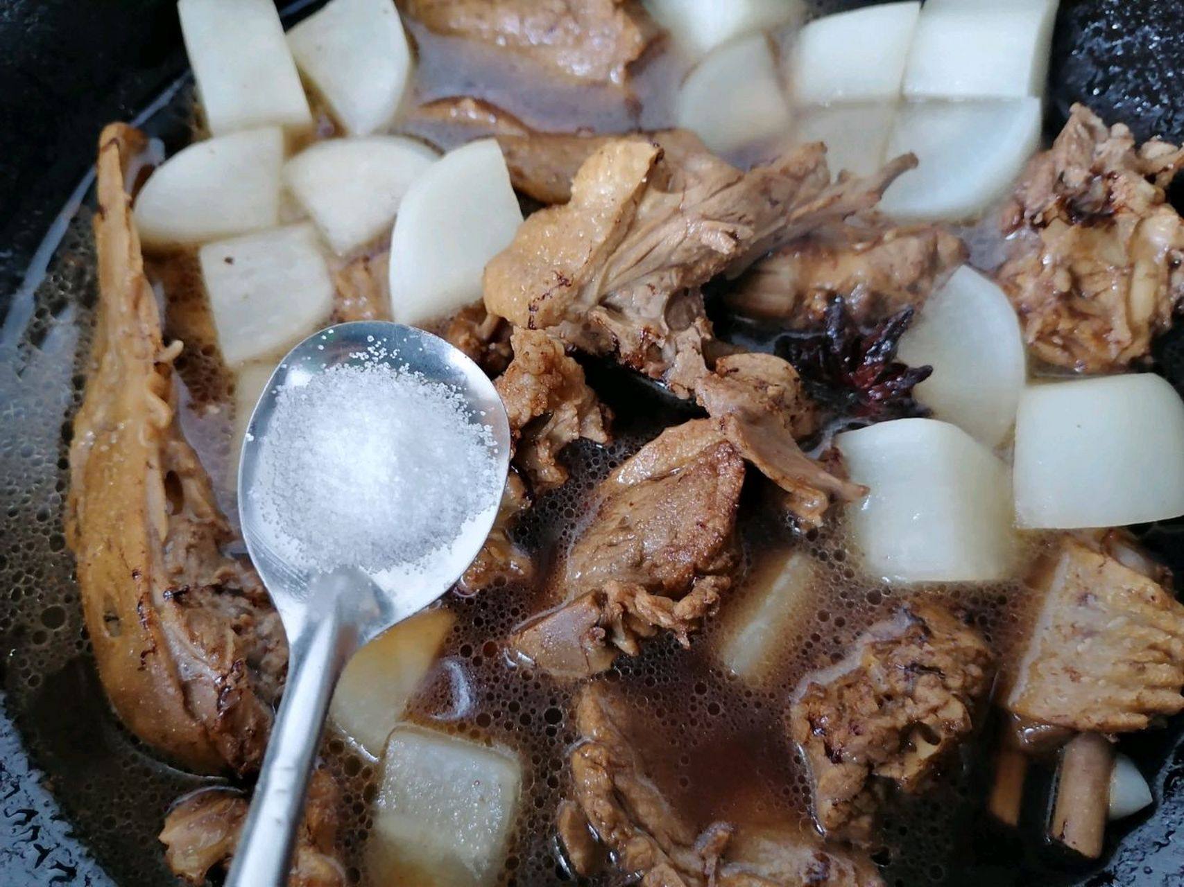 萝卜炖鸭肉  萝卜炖鸭肉的用料 鸭肉:一斤 白萝卜:半根 茴香:一个