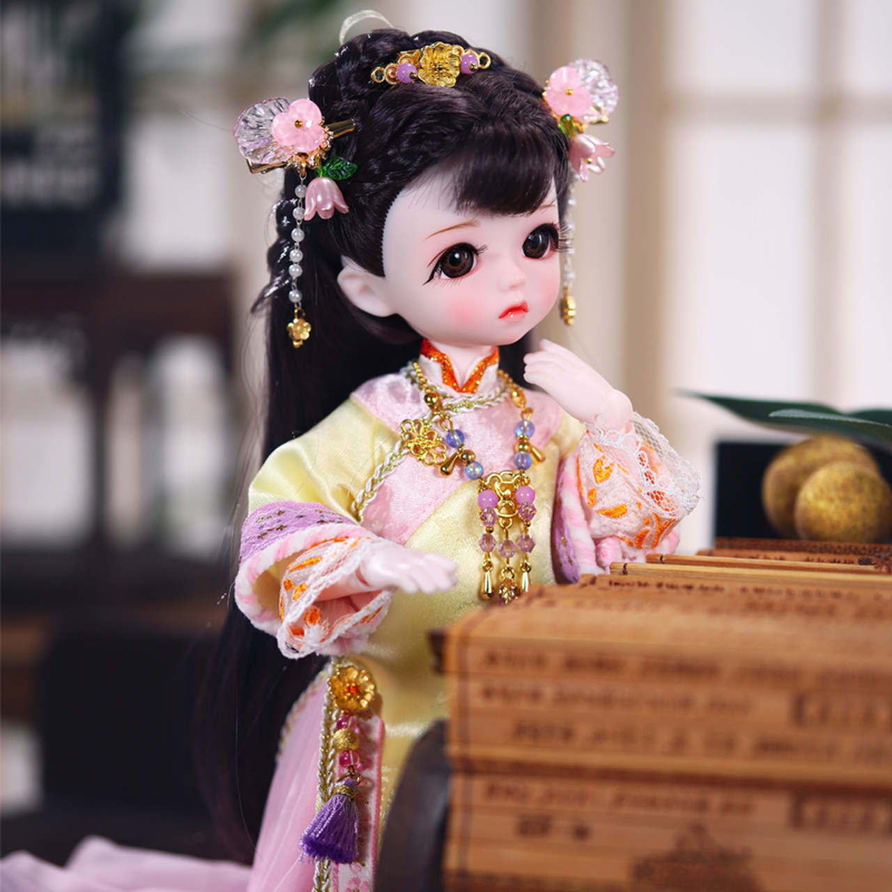 这款28cm尺寸的6分bjd洋娃娃将带您穿越时光,回到清朝风格的旗袍时代.