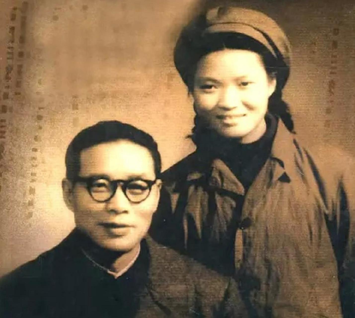 一日,原国民党17兵团中将司令刘嘉树夜里闹肚子,去往功德林茅厕内上