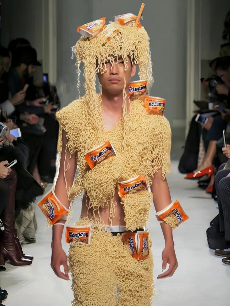 创意无限的泡面元素贯穿全场,不禁令人思考设计师对泡面有多热爱.