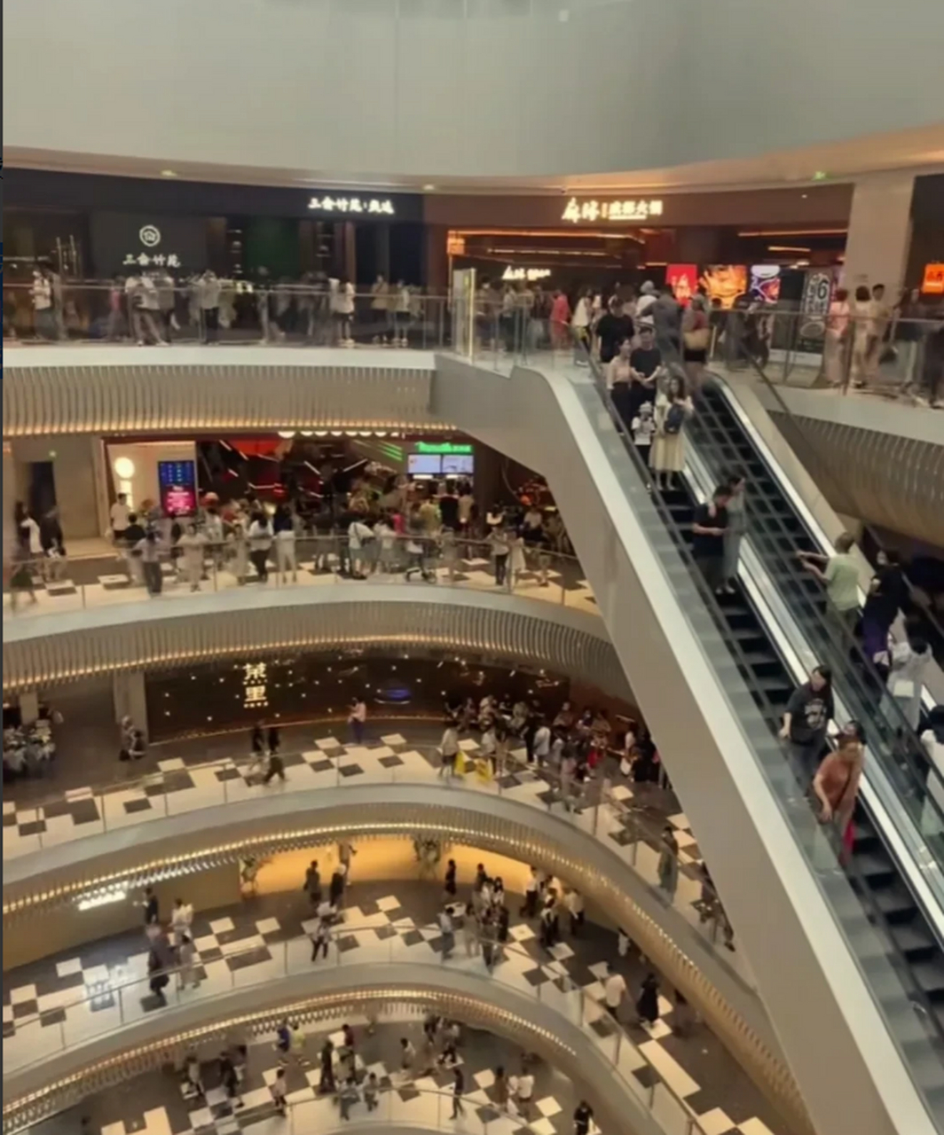 长春可以呀,万象城第1天开业就这么多人.